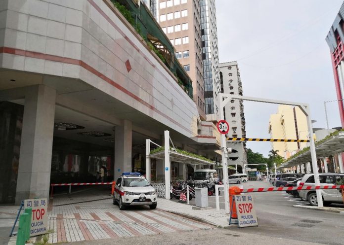 換錢黨被氹上房黑兌中埋伏 兩匪施五花大綁劫逾9萬逃逸 換錢黨被氹上房黑兌中埋伏 兩匪施五花大綁劫逾9萬逃逸