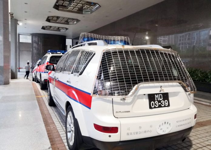 司警巡查中區賭場反罪惡 揭賭客有異拘陪賭三貴利 司警巡查中區賭場反罪惡 揭賭客有異拘陪賭三貴利