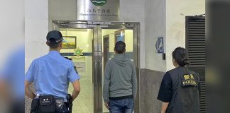 黑兌出蠱惑秒速扣錢呃賭客萬四元快閃 換錢黨再入境遇截 黑兌出蠱惑秒速扣錢呃賭客萬四元快閃 換錢黨再入境遇截