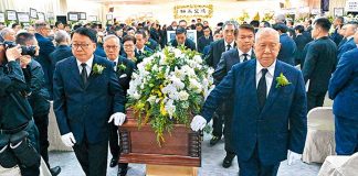 呂志和出殯4港澳前特首扶靈 逾80團體到場致祭 呂志和出殯4港澳前特首扶靈 逾80團體到場致祭