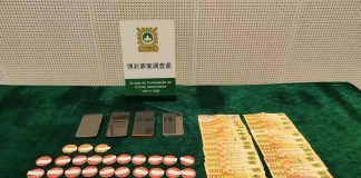 兩內地換錢黨路氹賭場不法匯兌斷正 警檢逾60萬籌碼及現金 兩內地換錢黨路氹賭場不法匯兌斷正 警檢逾60萬籌碼及現金