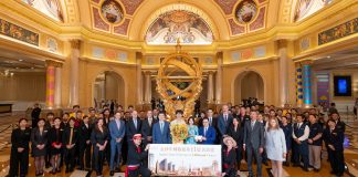 金沙中國旗下物業訪客破11億大關 王英偉鄭君諾親迎幸運兒贈禮 金沙中國旗下物業訪客破11億大關 王英偉鄭君諾親迎幸運兒贈禮